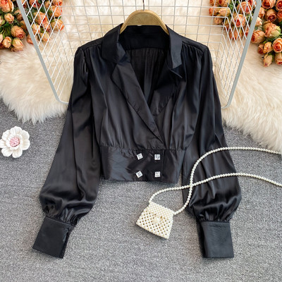 Naiste nööpide ja sügava kaelusega särk