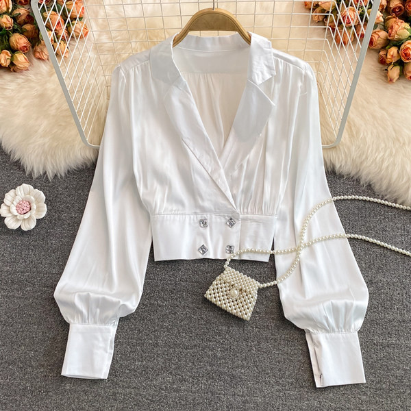 Naiste nööpide ja sügava kaelusega särk