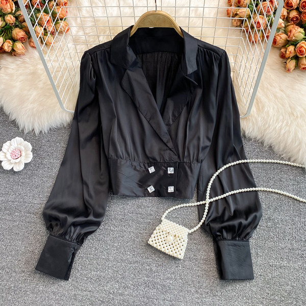 Naiste nööpide ja sügava kaelusega särk