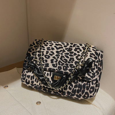 Női táska hosszú fémlánccal és rögzítéssel