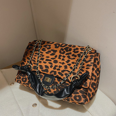 Női táska hosszú fémlánccal és rögzítéssel