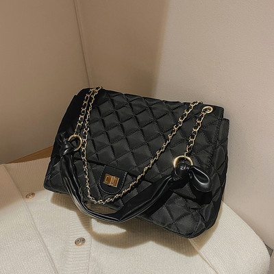 Női táska hosszú fémlánccal és rögzítéssel