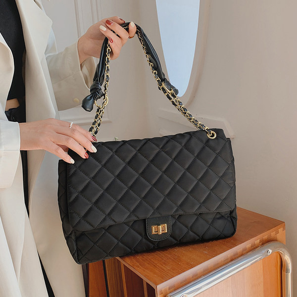 Női táska hosszú fémlánccal és rögzítéssel