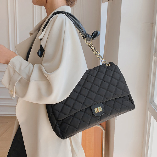 Női táska hosszú fémlánccal és rögzítéssel