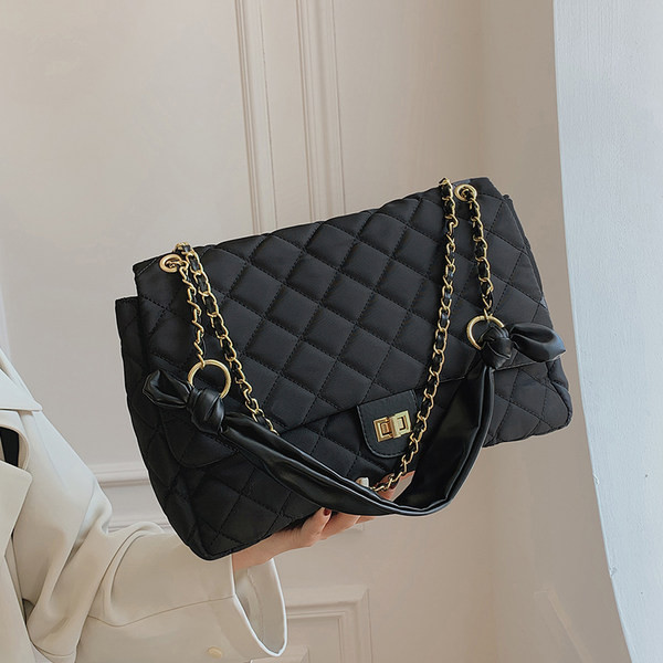 Női táska hosszú fémlánccal és rögzítéssel