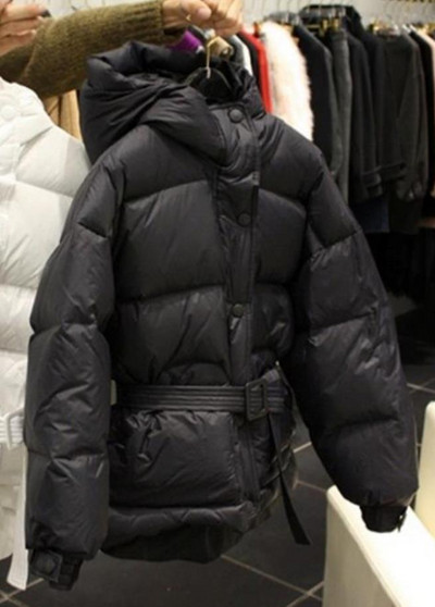 Moodne naiste jope vöö ja kapuutsiga liibuv mudel