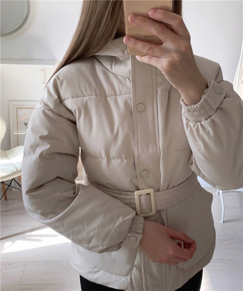 Moodne naiste jope vöö ja kapuutsiga liibuv mudel