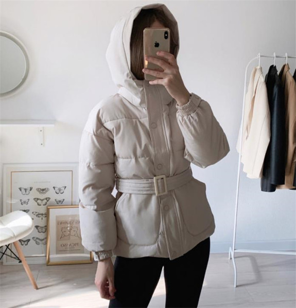 Moodne naiste jope vöö ja kapuutsiga liibuv mudel