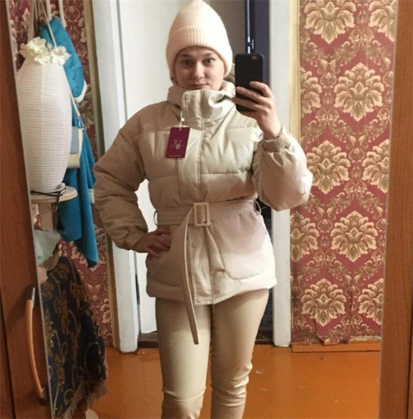 Moodne naiste jope vöö ja kapuutsiga liibuv mudel