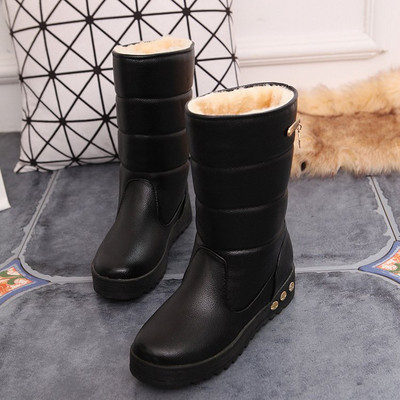 Öko-nahast ja metallelemendist lameda tallaga naiste talvesaapad