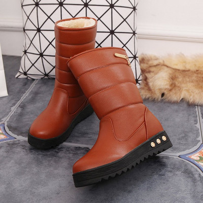 Öko-nahast ja metallelemendist lameda tallaga naiste talvesaapad