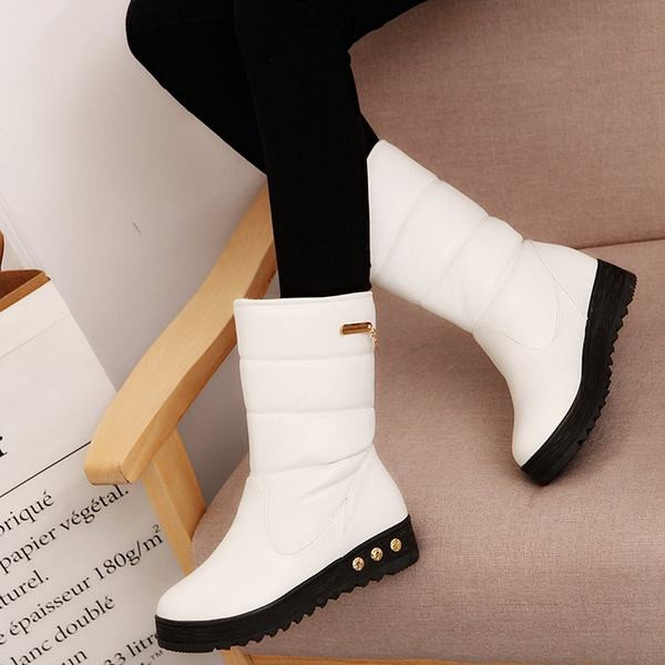 Öko-nahast ja metallelemendist lameda tallaga naiste talvesaapad