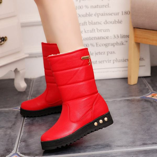 Öko-nahast ja metallelemendist lameda tallaga naiste talvesaapad