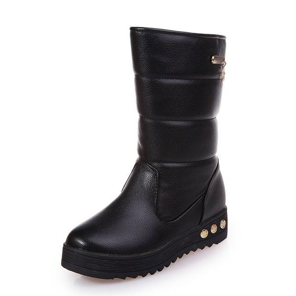 Öko-nahast ja metallelemendist lameda tallaga naiste talvesaapad