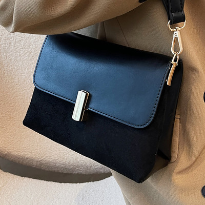 Női táska fém rögzítéssel, hosszú lánccal