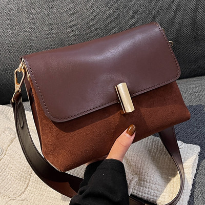 Női táska fém rögzítéssel, hosszú lánccal