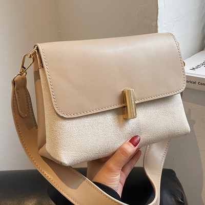 Női táska fém rögzítéssel, hosszú lánccal