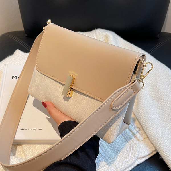 Női táska fém rögzítéssel, hosszú lánccal