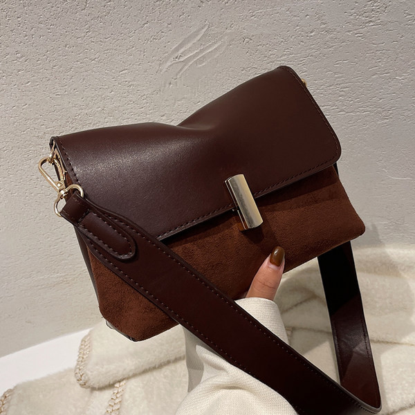 Női táska fém rögzítéssel, hosszú lánccal