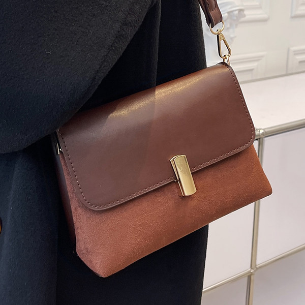 Női táska fém rögzítéssel, hosszú lánccal