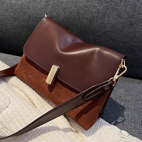 Női táska fém rögzítéssel, hosszú lánccal