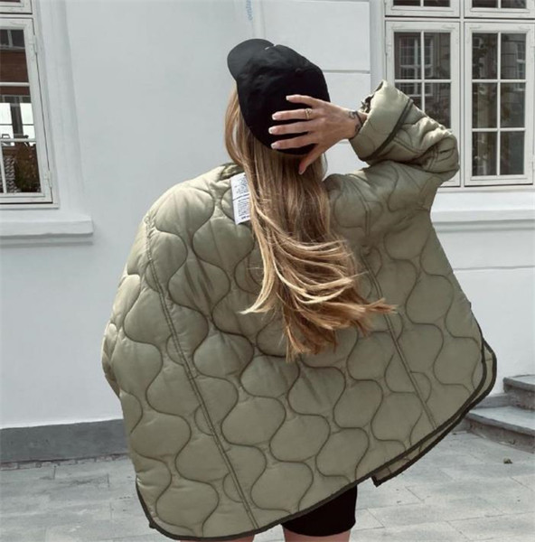 Női kabát sima széles modell zsebekkel és gombokkal