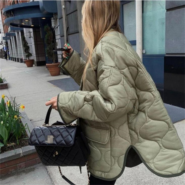 Női kabát sima széles modell zsebekkel és gombokkal