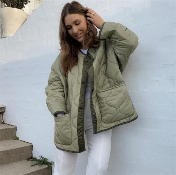 Női kabát sima széles modell zsebekkel és gombokkal