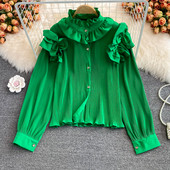 Kolmes värvitoonis lokkide ja nööpidega naiste särk