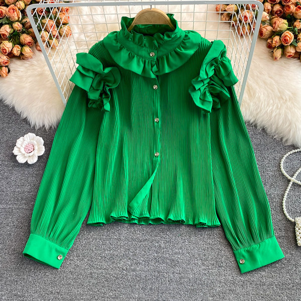 Kolmes värvitoonis lokkide ja nööpidega naiste särk