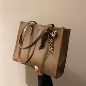 Ženska torba od eko kože sa trakom ukrasom