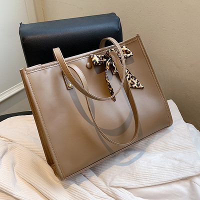 Ženska torba od eko kože sa trakom ukrasom