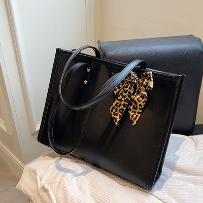 Ženska torba od eko kože sa trakom ukrasom