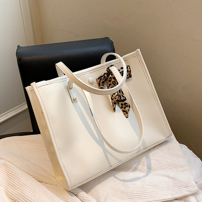 Ženska torba od eko kože sa trakom ukrasom