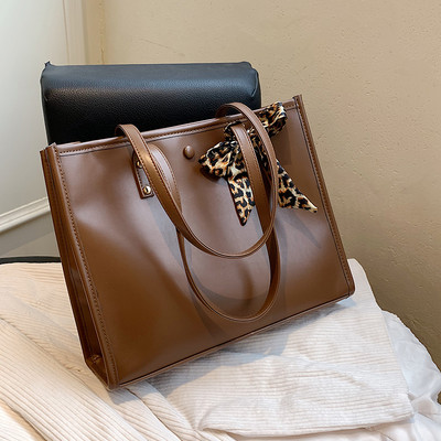 Ženska torba od eko kože sa trakom ukrasom