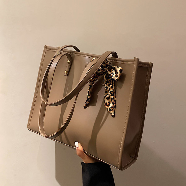 Ženska torba od eko kože sa trakom ukrasom