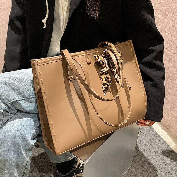 Ženska torba od eko kože sa trakom ukrasom