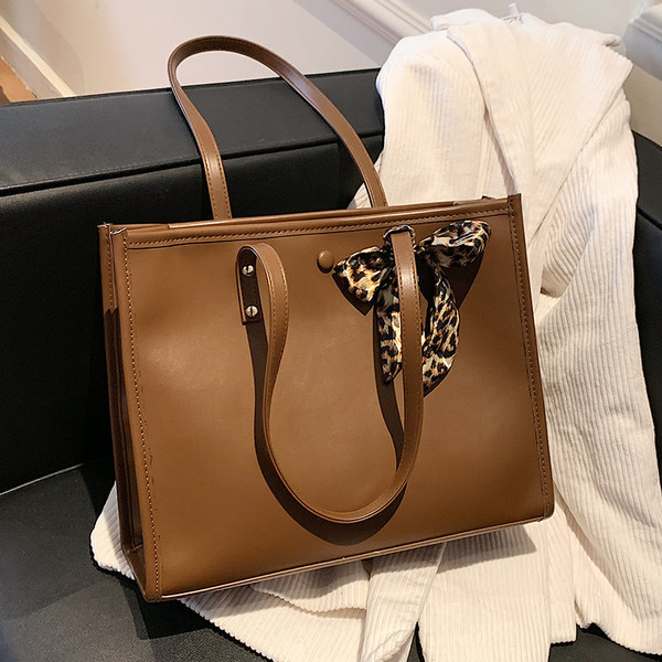 Ženska torba od eko kože sa trakom ukrasom