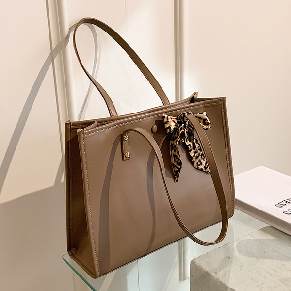 Ženska torba od eko kože sa trakom ukrasom