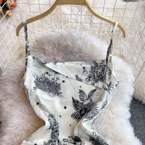 Naiste moodne lõhiku ja peenikeste rihmadega kleit