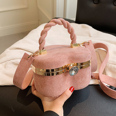 Szív alakú, öko-velúr női táska