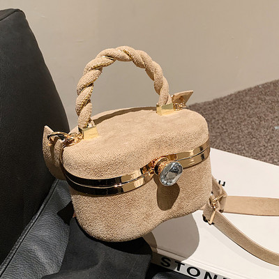 Szív alakú, öko-velúr női táska