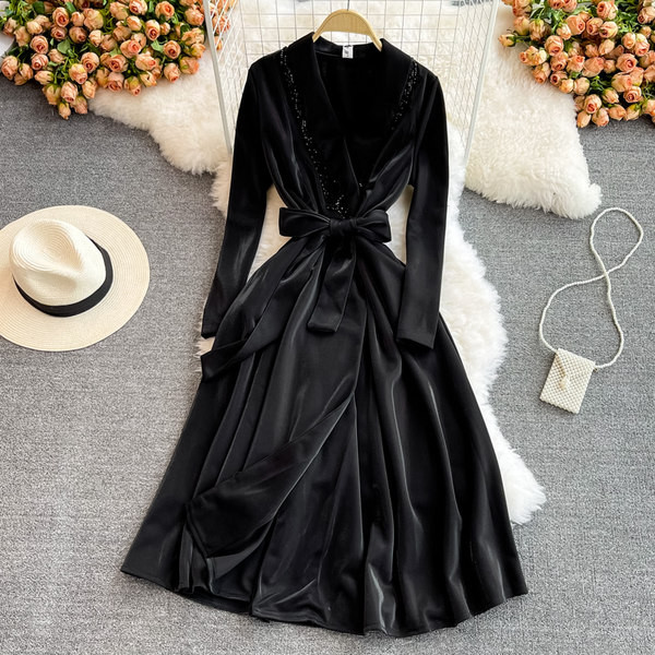 Női ruha bársony övvel