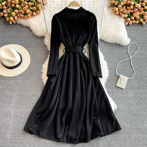 Női ruha bársony övvel