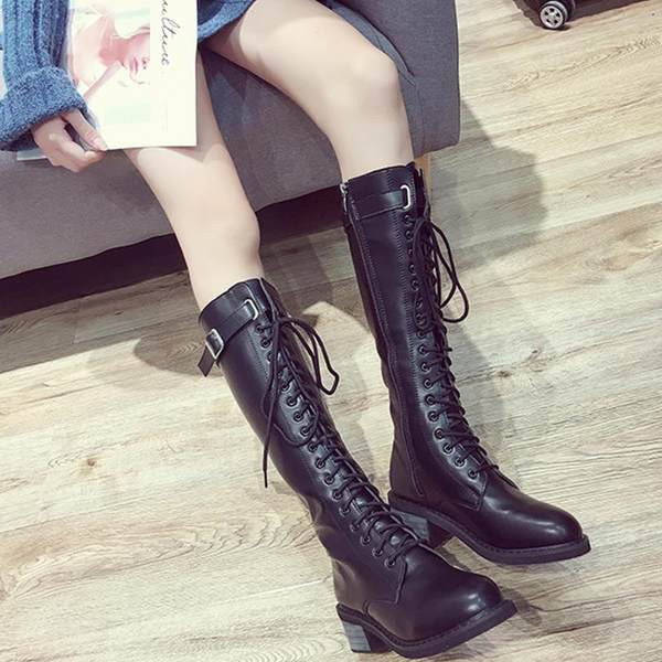 Női csizma négyszögletes sarkú 3 cm-es fűzővel és fém csattal