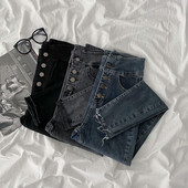 Kõrge vöökoha ja nööpidega vabaaja teksad