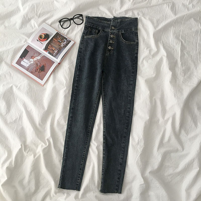 Kõrge vöökoha ja nööpidega vabaaja teksad