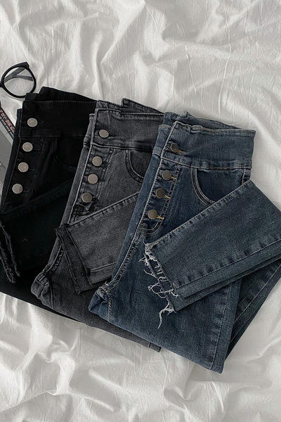 Kõrge vöökoha ja nööpidega vabaaja teksad