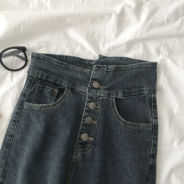 Kõrge vöökoha ja nööpidega vabaaja teksad