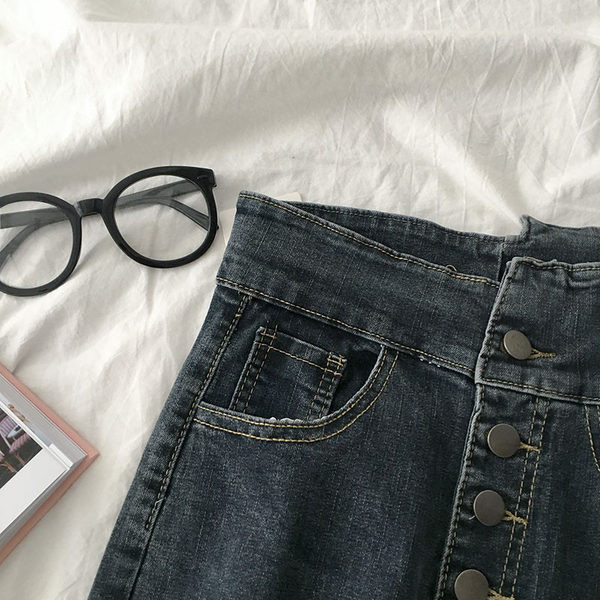 Kõrge vöökoha ja nööpidega vabaaja teksad